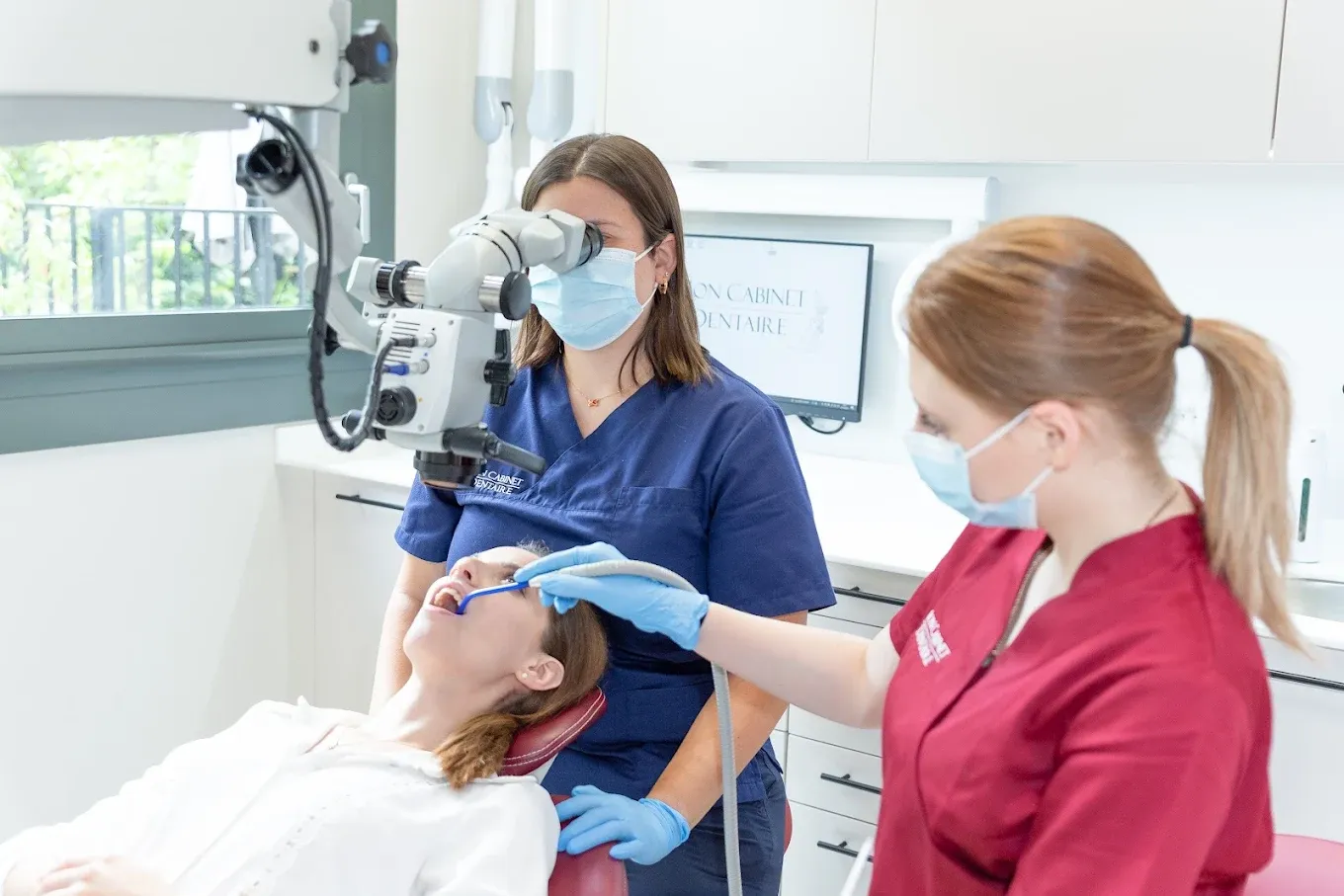 Cabinet Mon Cabinet Dentaire à Levallois-Perret : salle d'endodontie équipée d'un microscope