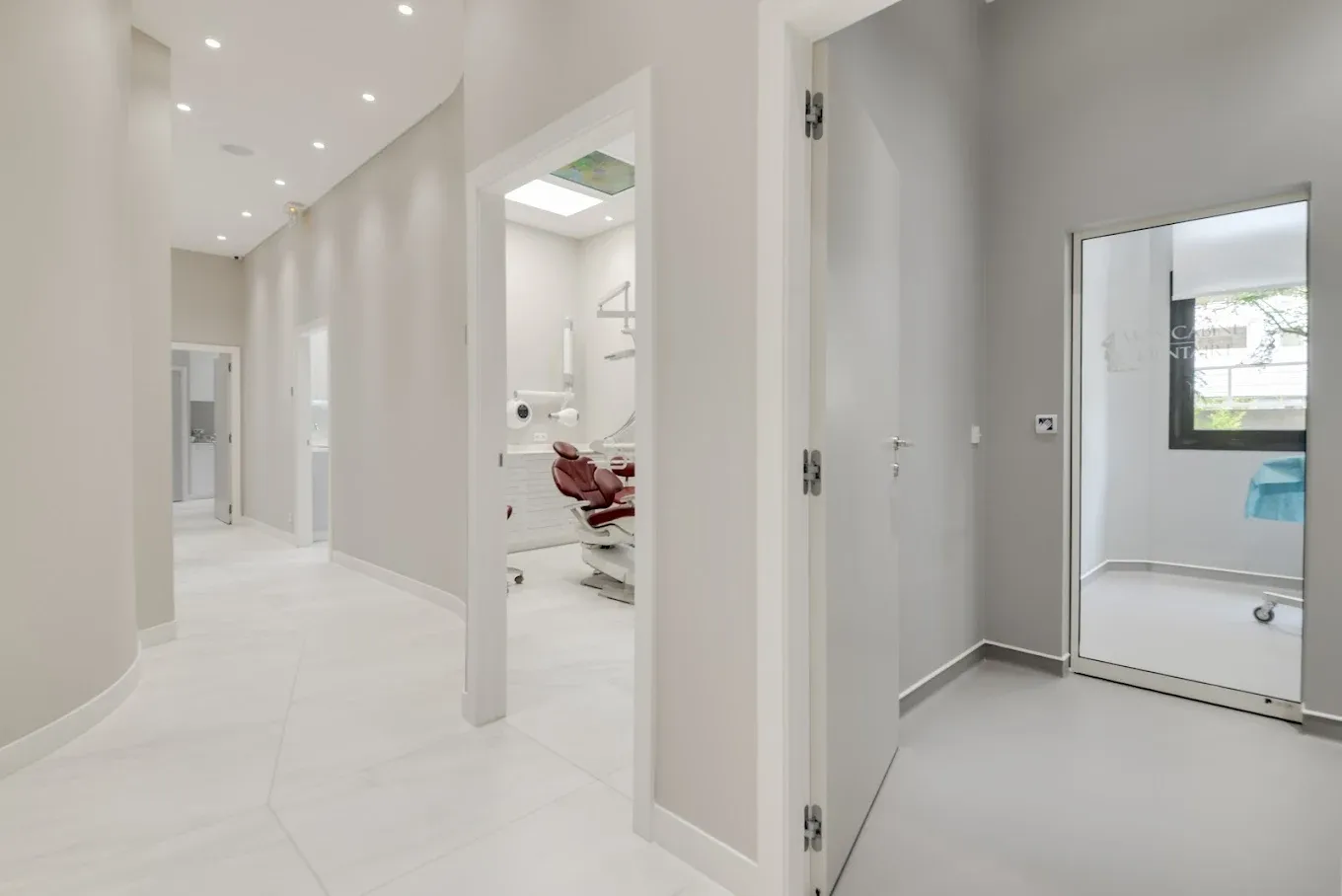 Couloir intérieur du cabinet dentaire à Levallois-Perret donnant accès aux salles de soins