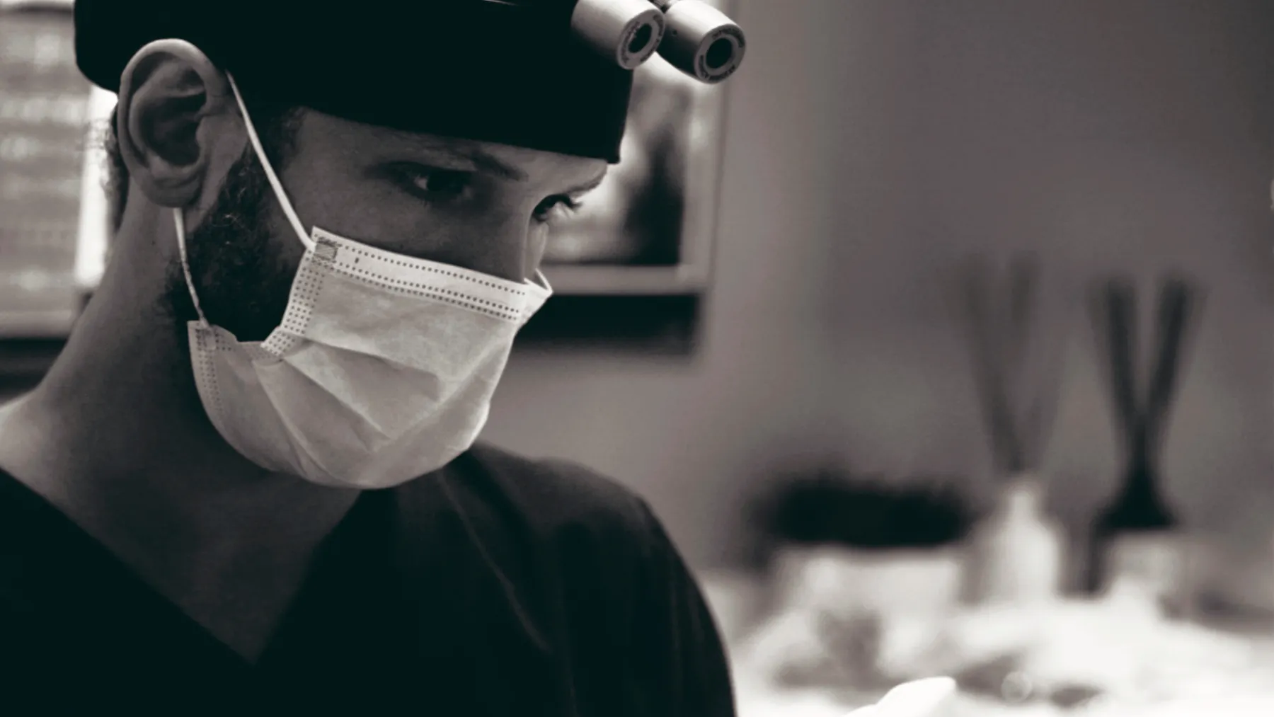 Le Dr Bruno Abehassera en intervention clinique avec loupes binoculaires, dentisterie esthétique de précision