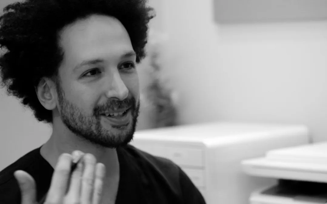 Portrait du Dr Bruno Abehassera en consultation, pratique en dentisterie esthétique conservatrice