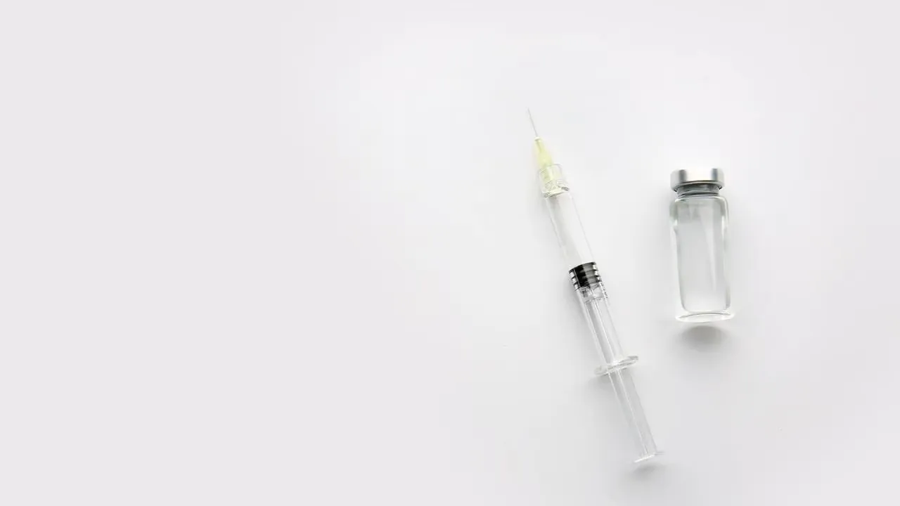 Seringue et flacon d'acide hyaluronique pour injections péri-buccales