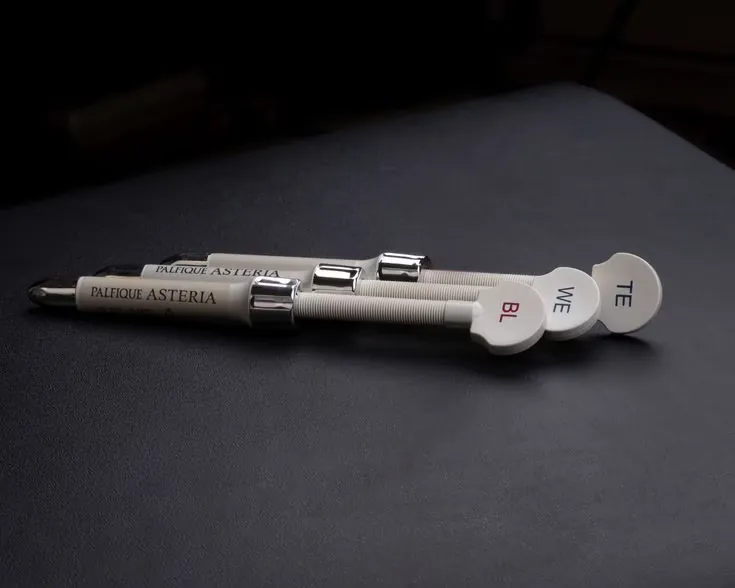 Seringue de composite stratifié esthétique avec teintes émail, dentine et translucidité au cabinet du Dr Bruno Abehassera