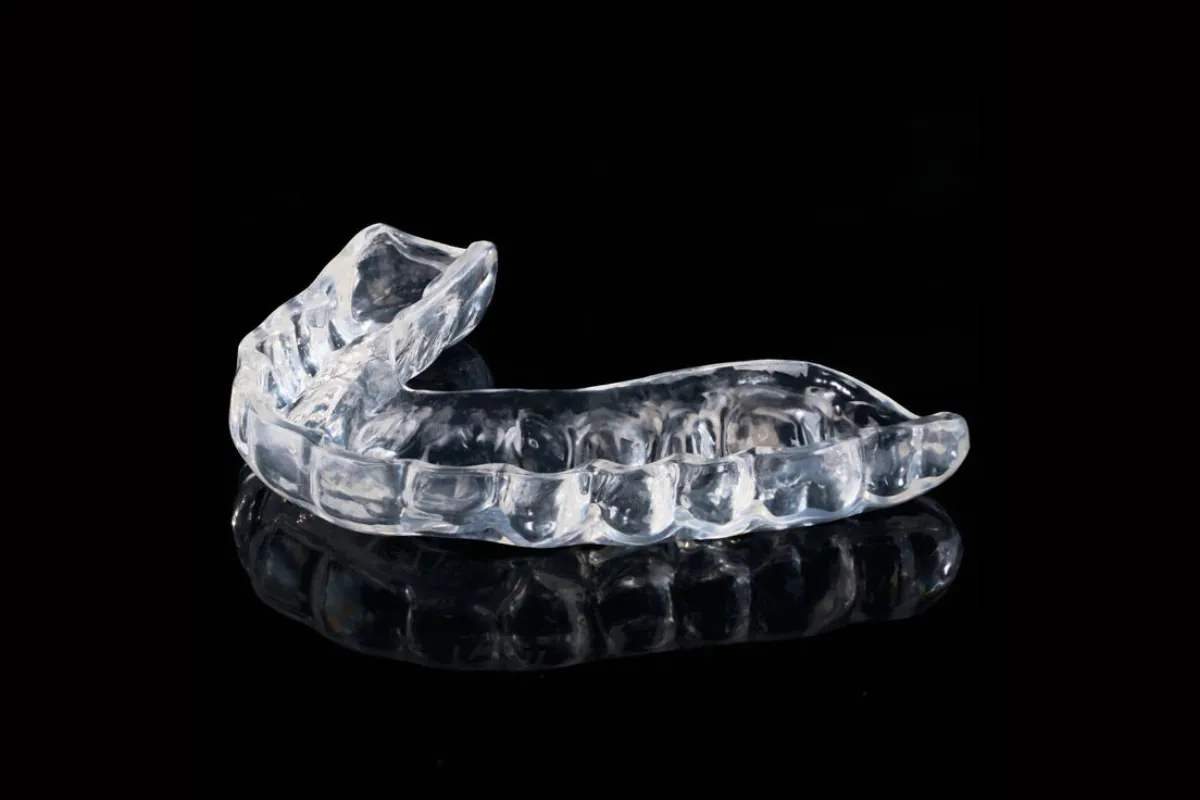 Gouttière occlusale nocturne transparente sur mesure pour protection des dents contre le bruxisme - Dr Bruno Abehassera Levallois-Perret
