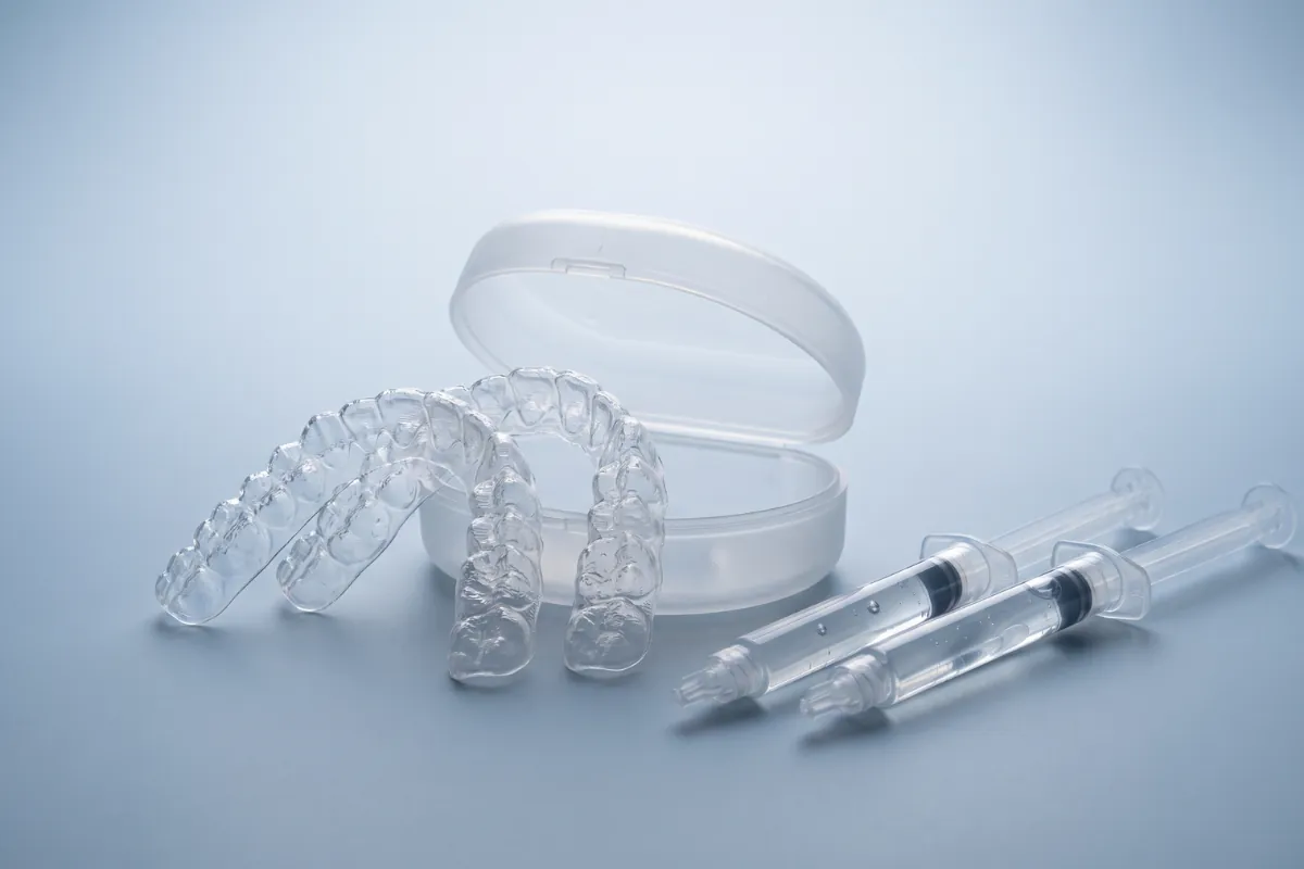 Gouttières d'éclaircissement dentaire sur mesure avec seringues de gel, protocole ambulatoire à domicile