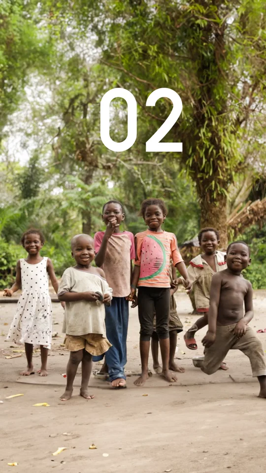 Enfants des populations locales accueillant l'équipe humanitaire dans la réserve d'Ekolo Ya Bonobo, deuxième épisode du voyage