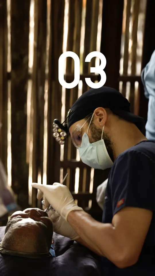 Le Dr Bruno Abehassera prodiguant un soin dentaire à un patient dans la réserve d'Ekolo Ya Bonobo, troisième épisode du voyage humanitaire au Congo