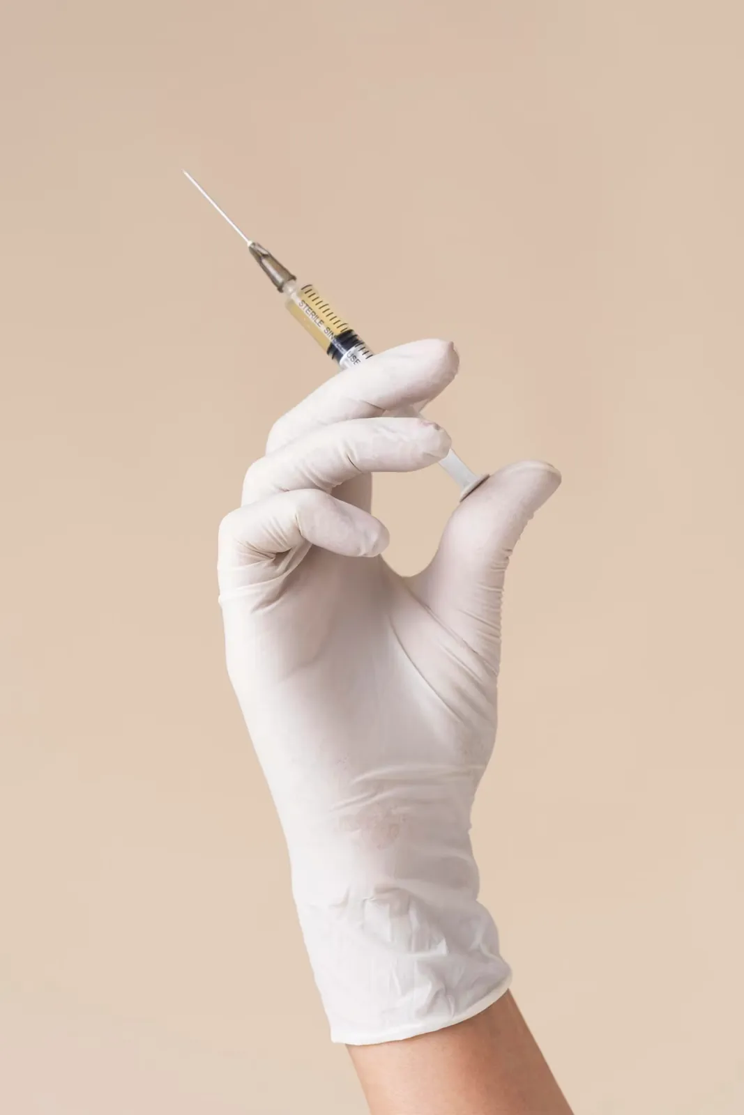 Préparation d'une injection d'acide hyaluronique péri-buccale au cabinet du Dr Bruno Abehassera à Levallois-Perret